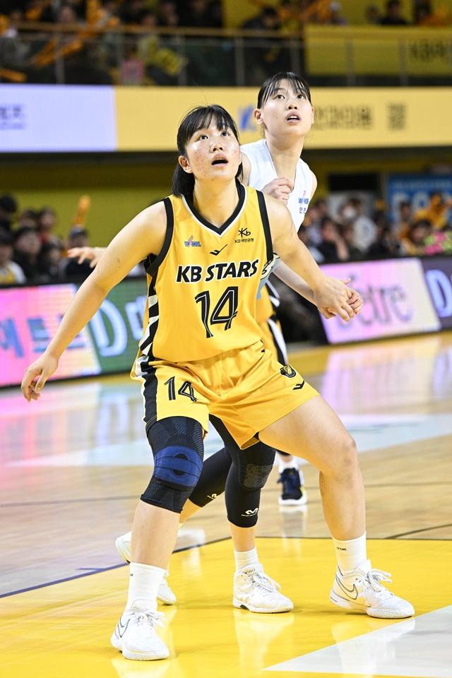 송윤하(왼쪽)와 홍유순. /사진=WKBL