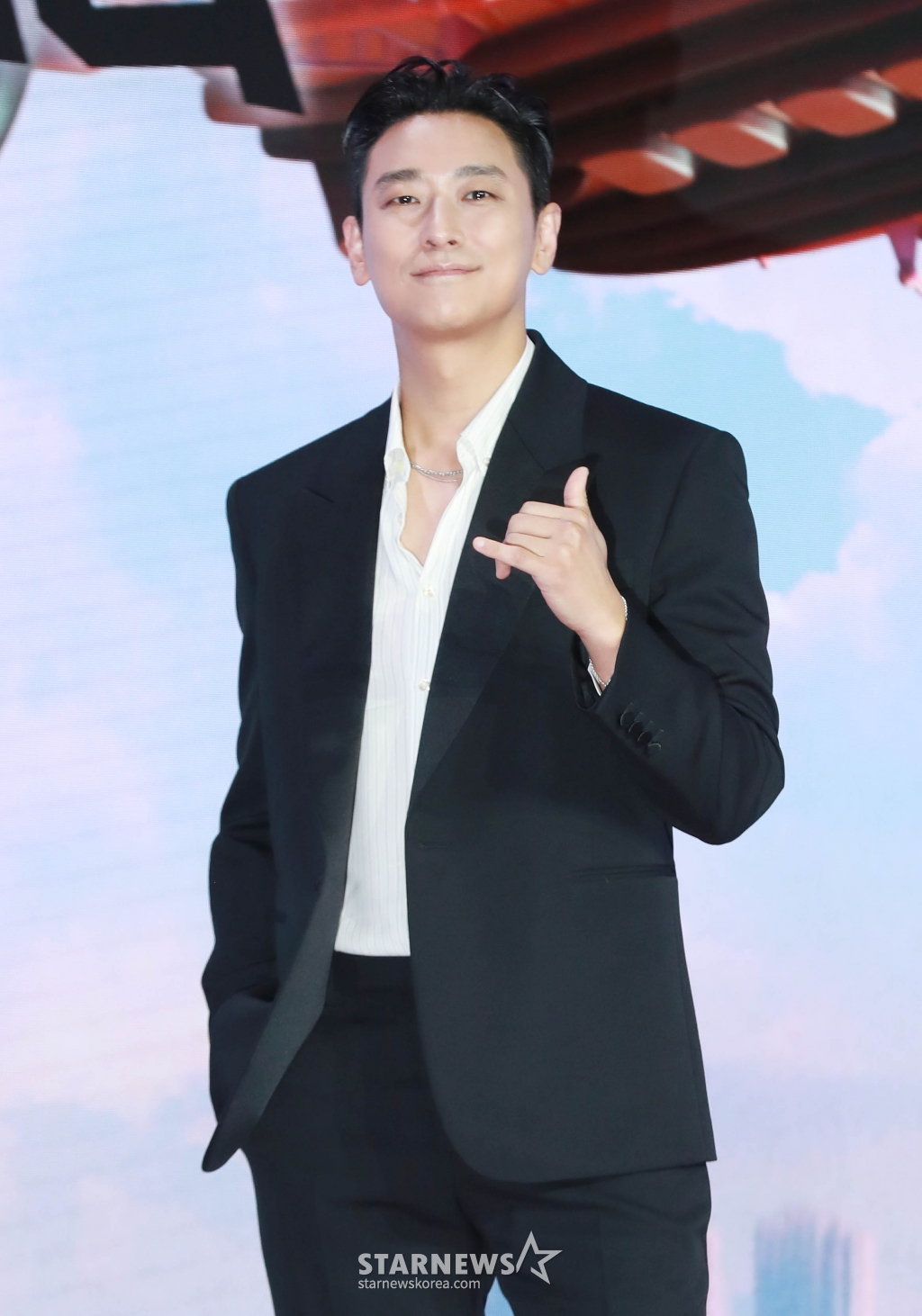 배우 주지훈이 21일 오전 서울 강남구 그랜드 인터컨티넨탈 파르나스 호텔에서 진행된 넷플릭스 오리지널 시리즈 '중증외상센터' 제작발표회에 참석해 포즈를 취하고 있다. 전장을 누비던 천재 외과 전문의 백강혁(주지훈)이 유명무실한 중증외상팀을 심폐 소생하기 위해 부임하면서 벌어지는 통쾌한 이야기 '중증외상센터'는 오는 24일 공개된다. /2025.01.21 /사진=이동훈 photoguy@