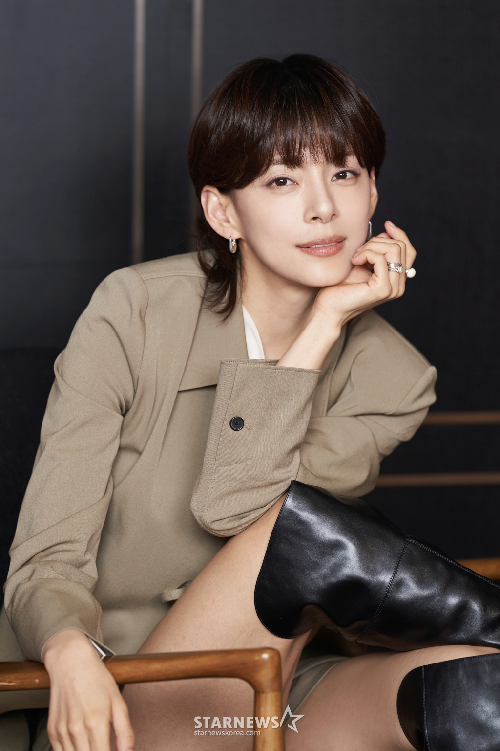 배우 정혜인이 13일 오전 서울 종로구 삼청동의 한 카페에서 진행된 영화 '써니데이' 개봉 관련 인터뷰를 위해 포즈를 취하고 있다. '써니데이'는 이혼 소송 후 고향 완도로 컴백한 슈퍼스타 오선희(정혜인)가 첫사랑이었던 순정남 조동필(최다니엘)과 고향 친구들을 만나 서로에게 새로 시작할 용기를 주는 리스타트 해피 무비다. 오는 19일 개봉. / 사진제공=트리플 픽쳐스 /사진=김창현 chmt@