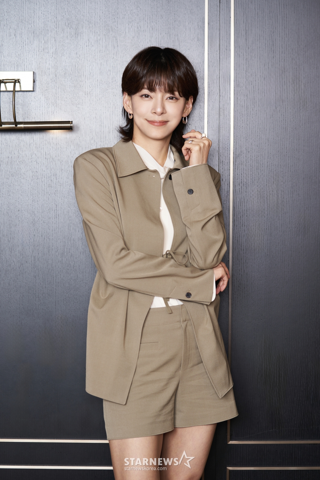 배우 정혜인이 13일 오전 서울 종로구 삼청동의 한 카페에서 진행된 영화 '써니데이' 개봉 관련 인터뷰를 위해 포즈를 취하고 있다. '써니데이'는 이혼 소송 후 고향 완도로 컴백한 슈퍼스타 오선희(정혜인)가 첫사랑이었던 순정남 조동필(최다니엘)과 고향 친구들을 만나 서로에게 새로 시작할 용기를 주는 리스타트 해피 무비다. 오는 19일 개봉. / 사진제공=트리플 픽쳐스 /사진=김창현 chmt@