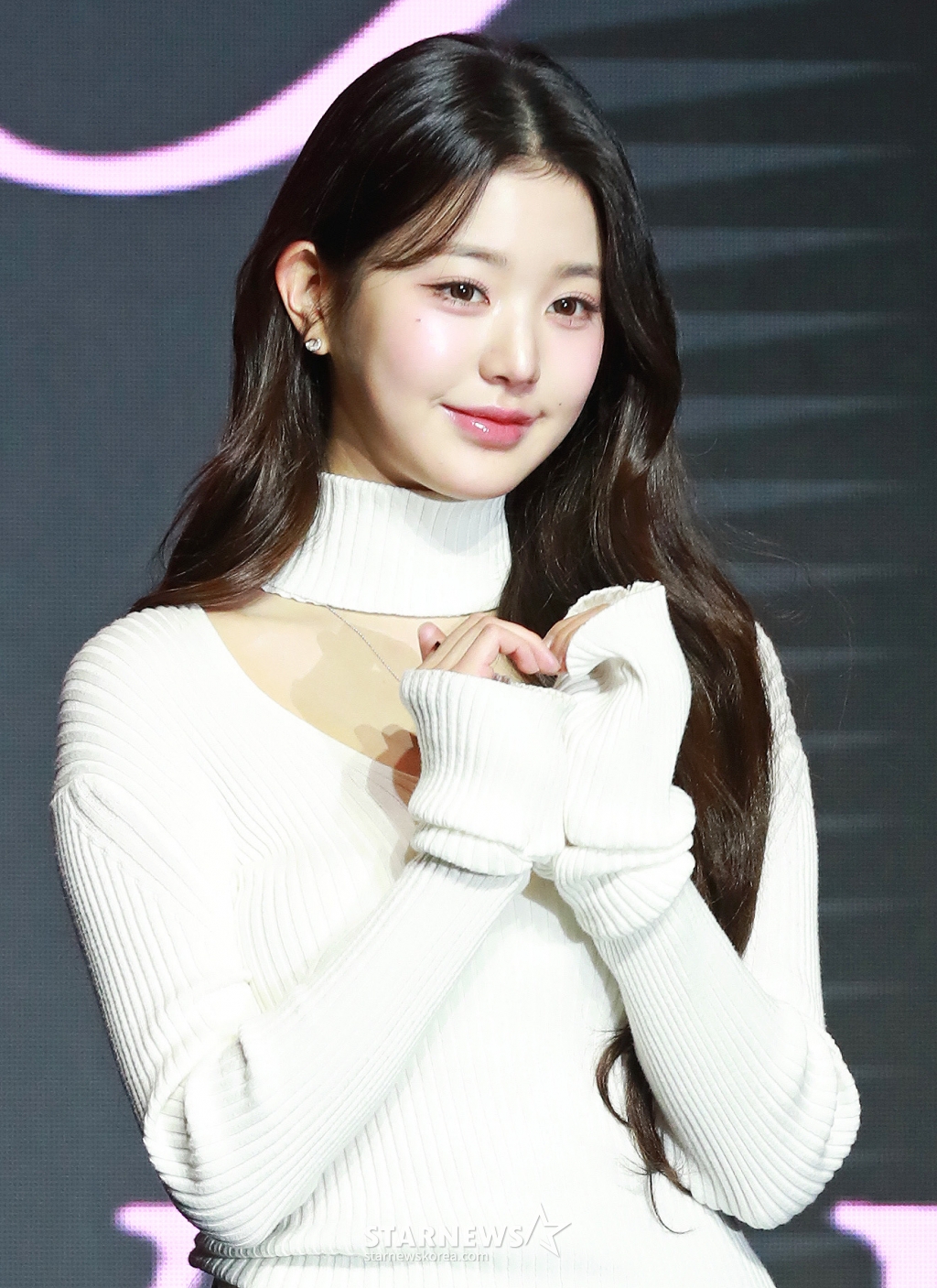 걸그룹 아이브 장원영이 3일 오후 서울 여의도 콘래드호텔에서 진행된 세 번째 미니 앨범 ‘아이브 엠파시'(IVE EMPATHY) 발매기념 기자간담회에 참석해 포즈를 취하고 있다. /2024.02.03 /사진=이동훈 photoguy@