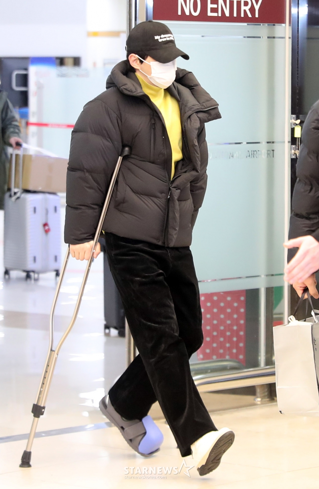 가수 겸 배우 이준호가  일본 팬미팅 일정을 마치고 10일 오후 서울 김포국제공항을 통해 입국하고 있다. 2025.02.10 /사진=임성균 tjdrbs23@