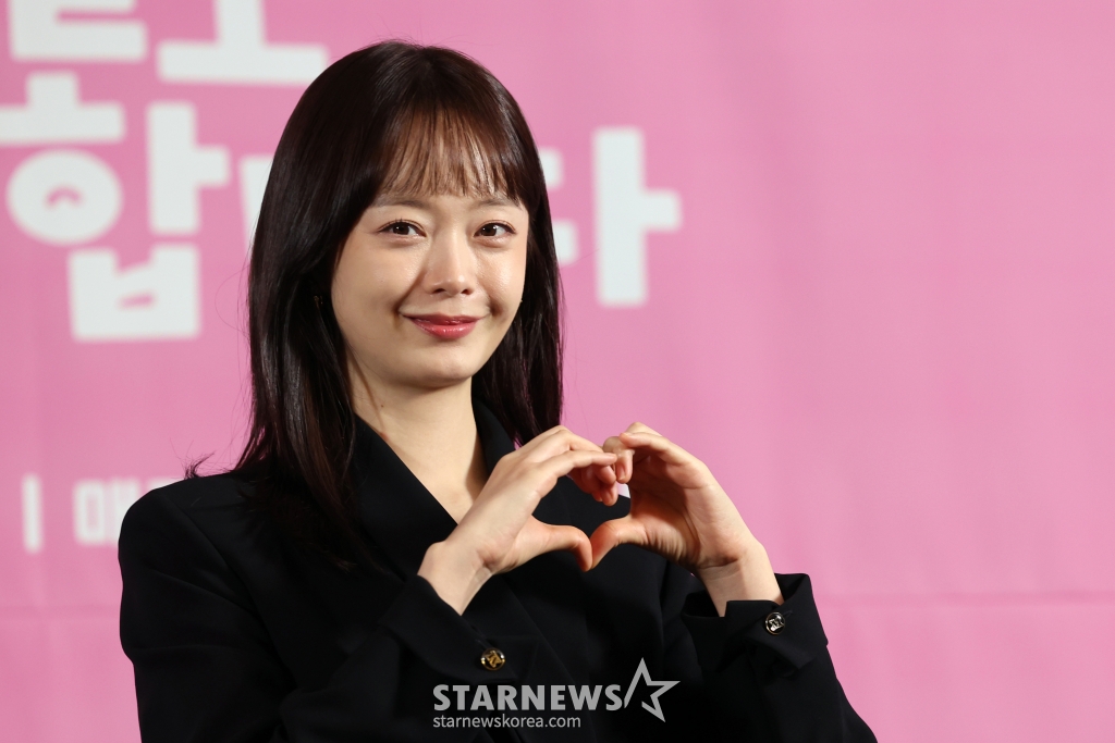(서울=뉴스1) 황기선 기자 = 배우 전소민이 2일 오후 서울 마포구 상암 스탠포드호텔에서 열린 KBS Joy 새 드라마 '오늘도 지송!합니다' 제작발표회에서 포즈를 취하고 있다. 2024.12.2/뉴스1 Copyright (C) 뉴스1. All rights reserved. 무단 전재 및 재배포, AI학습 이용 금지. /사진=(서울=뉴스1) 황기선 기자