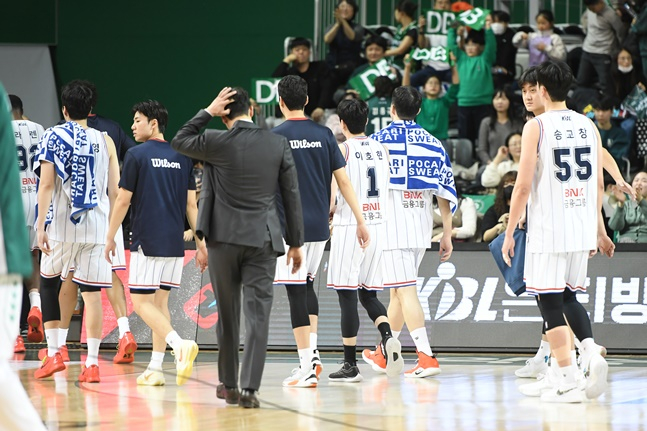 KCC 선수단이 13일 DB전 패배 후 코트를 빠져나가고 있다. /사진=KBL 제공