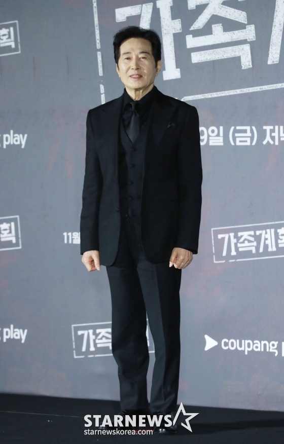 배우 백윤식이 26일 오후 서울 몬드리안 이태원 호텔에서 진행된 쿠팡플레이 오리저널 시리즈 '가족계획' 제작발표회에 참석해 포즈를 취하고 있다. 기억을 자유자재로 편집할 수 있는 특수한 능력을 가진 엄마가 가족들과 합심하여 악당들에게 지옥을 선사하는 이야기 '가족계획'은 오는 29일 공개된다. /2024.11.26 /사진=이동훈 photoguy@
