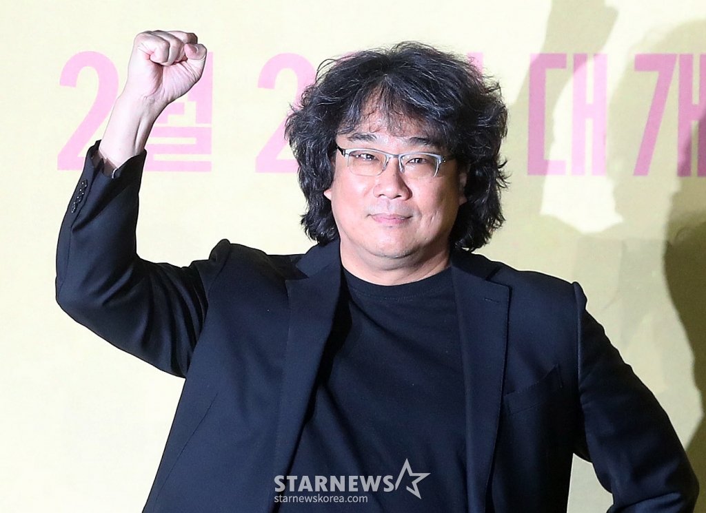 봉준호 감독이 20일 오전 서울 용산구 아이파크몰 CGV에서 진행된 영화 '미키17' 기자간담회에 참석해 포즈를 취하고 있다. '미키17'은 위험한 일에 투입되는 소모품(익스펜더블)으로, 죽으면 다시 프린트되는 '미키'가 17번째 죽음의 위기를 겪던 중, 그가 죽은 줄 알고 '미키 18'이 프린트되면서 벌어지는 예측불허의 이야기를 그리는 영화. 오는 2월 28일 개봉. 2025.01.20 /사진=김창현 chmt@
