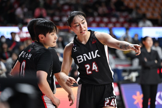 BNK 김소니아(오른쪽). /사진=WKBL 제공