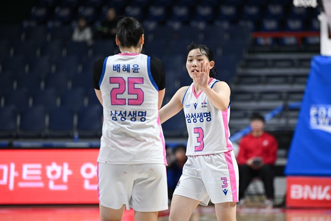 삼성생명 배혜윤(왼쪽)과 조수아. /사진=WKBL 제공