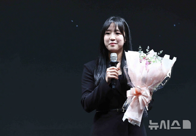 신유빈이 최우수선수상을 수상하고 소감을 밝히고 있다. /사진=뉴시스