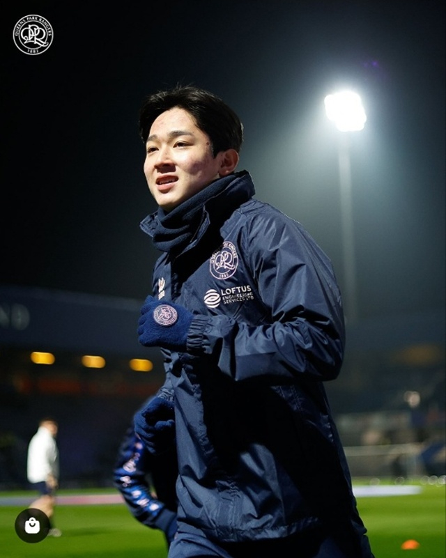 경기 전 몸을 푸는 양민혁. /사진=QPR SNS