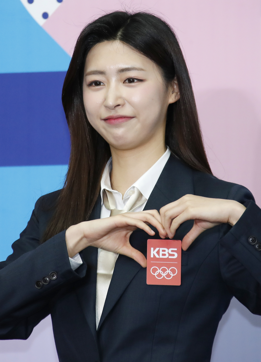 (서울=뉴스1) 권현진 기자 = 홍주연 아나운서가 26일 오전 서울 영등포구 여의도로 KBS 신관 국제회의실에서 열린 ‘2024 파리 하계올림픽 KBS 방송단 발대식 및 기자간담회’에서 포즈를 취하고 있다. KBS는 '함께 투게더 앙상블'이라는 캐치프레이즈를 내걸고 7월 26일 개막하는 2024 파리 올림픽 중계를 준비하고 있다. 대한민국 선수단 주요 경기는 물론 비인기 종목과 세계적 관심 경기를 KBS 1TV와 KBS 2TV를 통해 생생하게 전달하겠다는 목표다. 2024.6.26/뉴스1 Copyright (C) 뉴스1. All rights reserved. 무단 전재 및 재배포, AI학습 이용 금지. /사진=(서울=뉴스1) 권현진 기자