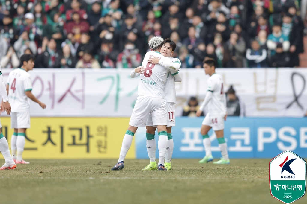 밥신(8번)과 최건주(17번)이 대전하나티시즌의 득점 후 포옹하고 있다. /사진=한국프로축구연맹 제공
