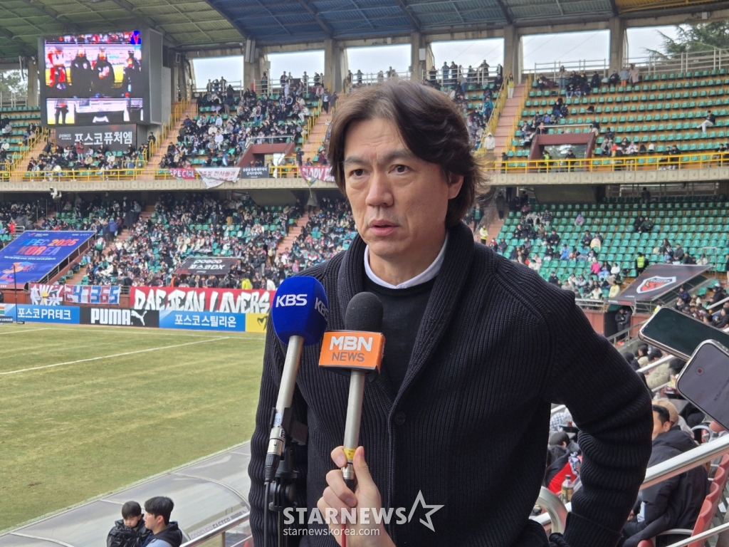 포항 스틸야드에서 열린 포항 스틸러스와 대전하나시티즌 경기 전반전이 끝난 뒤 취재진을 만난 홍명보 감독. /사진=박건도 기자