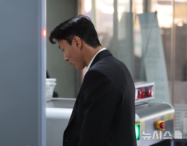 법원에 출석하는 황의조. /사진=뉴시스 제공
