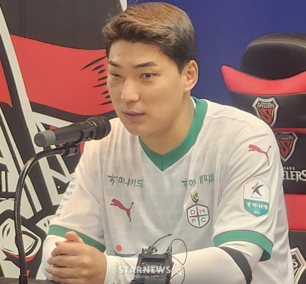 오른쪽 눈이 퉁퉁 부은 주민규가 경기 후 수훈 선수 기자회견에서 취채진 질문에 답하고 있다. /사진=박건도 기자
