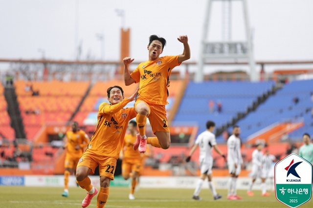 김준하(오른쪽)의 골 세리머니. /사진=한국프로축구연맹 제공