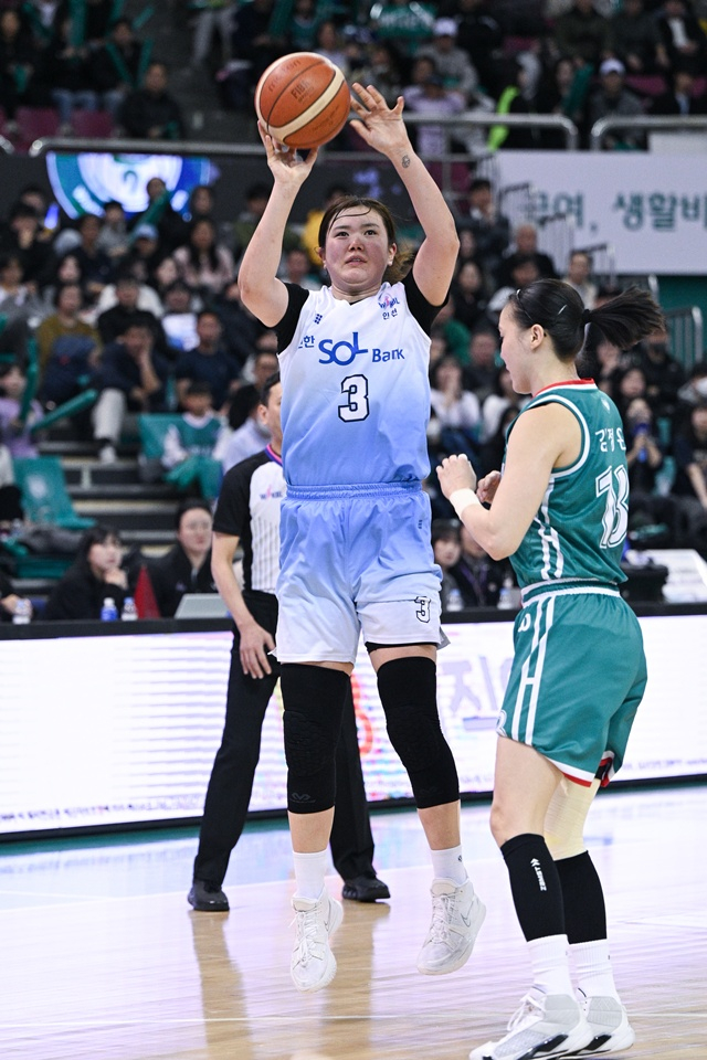경기에 집중하는 신한은행 타니무라 리카(왼쪽). /사진=WKBL 제공