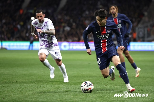 이강인(오른쪽)이 16일(한국시간) 프랑스 툴루즈의 스타디움 데 툴루즈에서 열린 PSG 대 툴루즈의 '2024~2025시즌 리그앙' 22라운드에서 드리블 돌파하고 있다. /AFPBBNews=뉴스1
