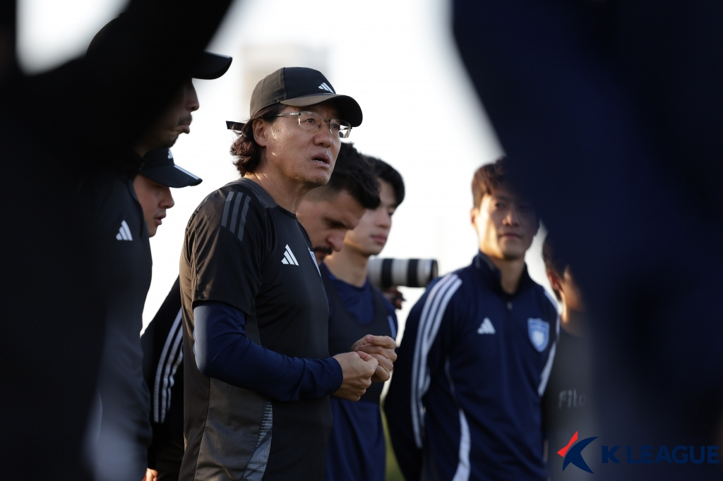 김판곤(가운데) 감독. /사진=한국프로축구연맹 제공