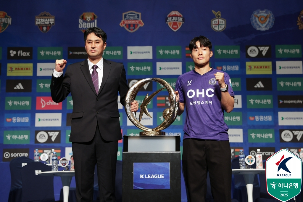유병훈(왼쪽) 감독과 이창용. /사진=한국프로축구연맹 제공