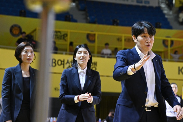 위성우 우리은행 감독(오른쪽). /사진=WKBL 제공
