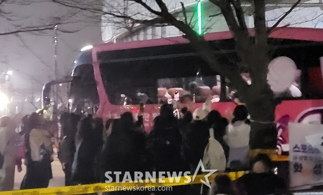 떠나가는 흥국생명 구단 버스 안에 김연경을 향해 손을 흔들며 인사를 하고 있는 팬들. /사진=안호근 기자