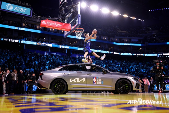 맥 맥클렁이 17일(한국시간) 열린 2025 NBA 덩크 콘테스트에서 승용차를 뛰어넘어 덩크를 시도하고 있다. /AFPBBNews=뉴스1