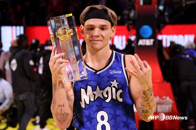맥 맥클렁이 17일(한국시간) 열린 2025 NBA 덩크 콘테스트에서 우승한 후 트로피를 들고 있다. /AFPBBNews=뉴스1