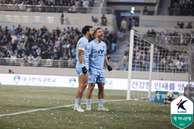 세리머니하는 세징야(왼쪽). /사진=한국프로축구연맹 제공