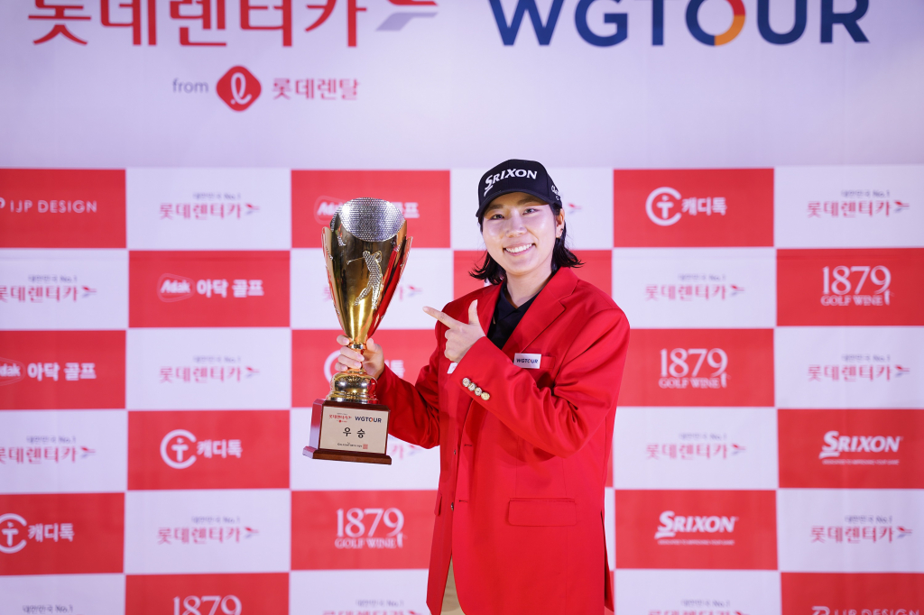 WGTOUR’ 2차 대회 우승자 박단유가 기념사진을 촬영하고 있다.