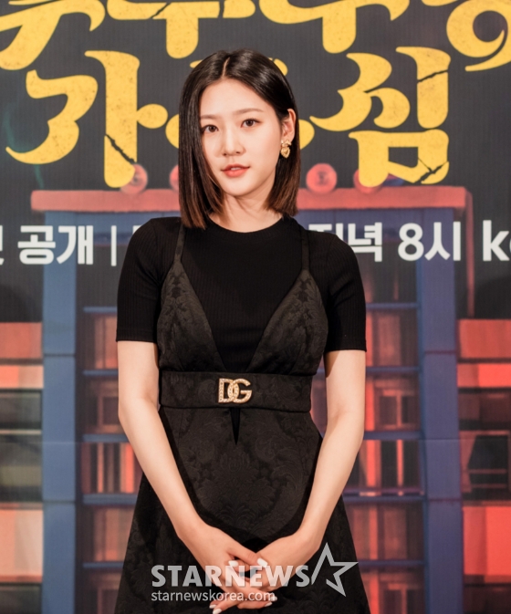배우 김새론이 29일 오후 온라인으로 진행된 카카오TV 드라마 '우수무당 가두심' 제작발표회에 참석해 포즈를 취하고 있다. '우수무당 가두심'은 원치 않는 운명을 타고난 소녀 무당 '가두심'(김새론 분)과 원치 않게 귀신을 보게 된 엄친아 '나우수'(남다름 분)가 위기의 18세를 무사히 넘기기 위해 함께 미스터리를 파헤쳐가는 고교 퇴마로그다. / 사진제공 = 카카오엔터테인먼트