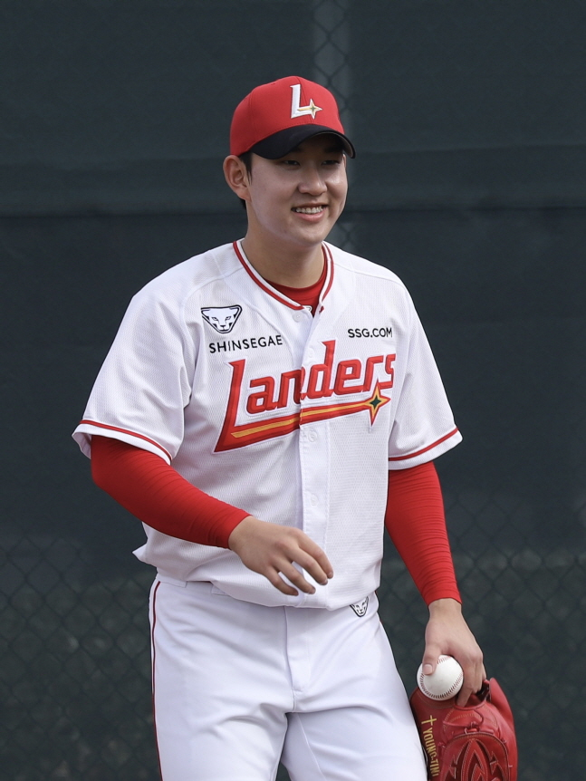 투구 훈련 후 미소짓는 송영진. /사진=SSG 랜더스 제공
