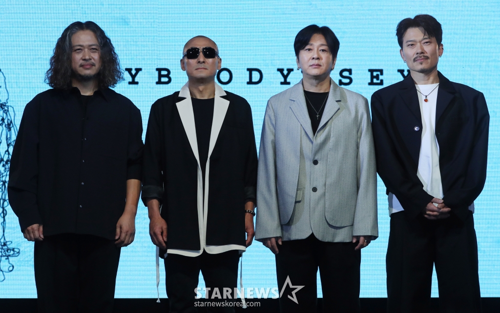 [서울=뉴시스] 김혜진 기자 = YB 밴드가 17일 오후 서울 마포구 롤링홀에서 열린 새 앨범 '오디세이'(Odyssey) 발매 기념 쇼케이스에서 포즈를 취하고 있다.   선공개 곡으로 컴백 예열에 돌입한 YB의 새 EP 앨범 'Odyssey'는 험난한 경험을 통해 성장하며 자아를 찾아 나가는 과정을 담고 있다. 올해 데뷔 30주년을 맞은 YB는 '새로운 여행을 떠나는 첫 발걸음'으로 모던메탈 장르를 선택했다. YB는 이번 앨범을 통해 국내 최고 메탈 전문가들과 협업해 파격적인고 실험적인 변화를 보여줄 예정이다. 2025.02.17. jini@newsis.com /사진=김혜진