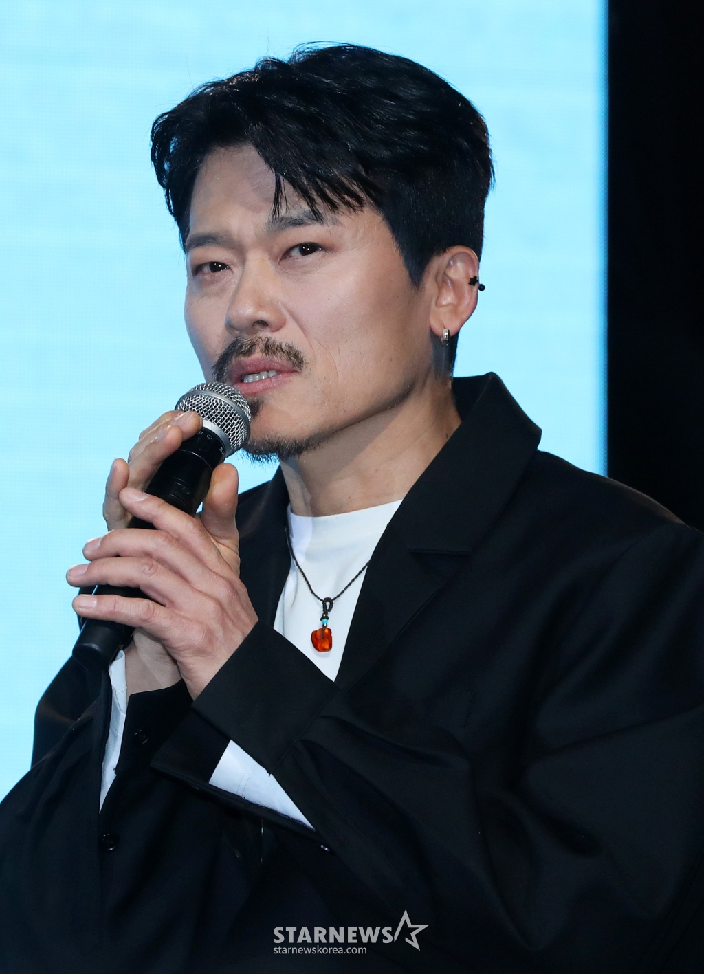 [서울=뉴시스] 김혜진 기자 = YB 박태희가 17일 오후 서울 마포구 롤링홀에서 열린 새 앨범 '오디세이'(Odyssey) 발매 기념 쇼케이스에서 인사말을 하고 있다.  선공개 곡으로 컴백 예열에 돌입한 YB의 새 EP 앨범 'Odyssey'는 험난한 경험을 통해 성장하며 자아를 찾아 나가는 과정을 담고 있다. 올해 데뷔 30주년을 맞은 YB는 '새로운 여행을 떠나는 첫 발걸음'으로 모던메탈 장르를 선택했다. YB는 이번 앨범을 통해 국내 최고 메탈 전문가들과 협업해 파격적인고 실험적인 변화를 보여줄 예정이다. 2025.02.17. jini@newsis.com /사진=김혜진