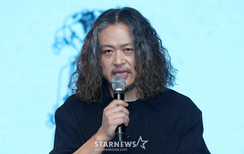 [서울=뉴시스] 김혜진 기자 = YB 허준이 17일 오후 서울 마포구 롤링홀에서 열린 새 앨범 '오디세이'(Odyssey) 발매 기념 쇼케이스에서 인사말을 하고 있다.  선공개 곡으로 컴백 예열에 돌입한 YB의 새 EP 앨범 'Odyssey'는 험난한 경험을 통해 성장하며 자아를 찾아 나가는 과정을 담고 있다. 올해 데뷔 30주년을 맞은 YB는 '새로운 여행을 떠나는 첫 발걸음'으로 모던메탈 장르를 선택했다. YB는 이번 앨범을 통해 국내 최고 메탈 전문가들과 협업해 파격적인고 실험적인 변화를 보여줄 예정이다. 2025.02.17. jini@newsis.com /사진=김혜진