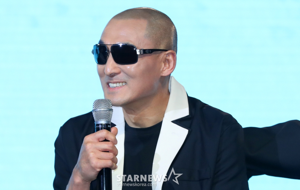 [서울=뉴시스] 김혜진 기자 = YB 김진원이 17일 오후 서울 마포구 롤링홀에서 열린 새 앨범 '오디세이'(Odyssey) 발매 기념 쇼케이스에서 인사말을 하고 있다.  선공개 곡으로 컴백 예열에 돌입한 YB의 새 EP 앨범 'Odyssey'는 험난한 경험을 통해 성장하며 자아를 찾아 나가는 과정을 담고 있다. 올해 데뷔 30주년을 맞은 YB는 '새로운 여행을 떠나는 첫 발걸음'으로 모던메탈 장르를 선택했다. YB는 이번 앨범을 통해 국내 최고 메탈 전문가들과 협업해 파격적인고 실험적인 변화를 보여줄 예정이다. 2025.02.17. jini@newsis.com /사진=김혜진