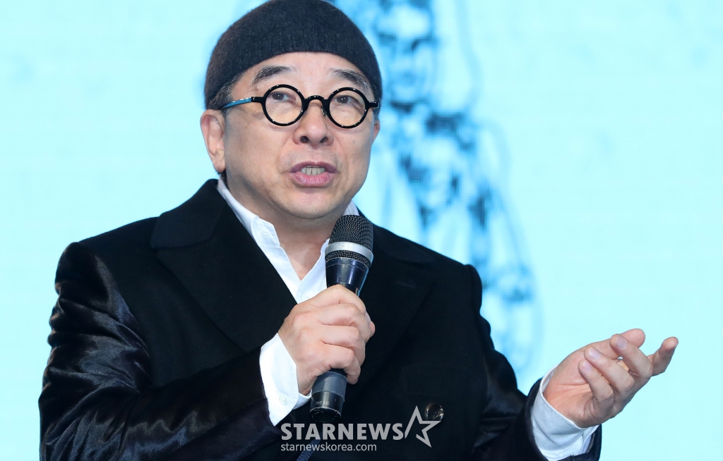 [서울=뉴시스] 김혜진 기자 = 가수 김수철이 17일 오후 서울 마포구 롤링홀에서 열린 새 앨범 '오디세이'(Odyssey) 발매 기념 쇼케이스에서 인사말을 하고 있다.  선공개 곡으로 컴백 예열에 돌입한 YB의 새 EP 앨범 'Odyssey'는 험난한 경험을 통해 성장하며 자아를 찾아 나가는 과정을 담고 있다. 올해 데뷔 30주년을 맞은 YB는 '새로운 여행을 떠나는 첫 발걸음'으로 모던메탈 장르를 선택했다. YB는 이번 앨범을 통해 국내 최고 메탈 전문가들과 협업해 파격적인고 실험적인 변화를 보여줄 예정이다. 2025.02.17. jini@newsis.com /사진=김혜진