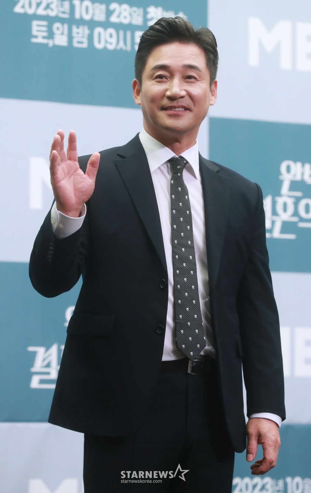 배우 전노민이 26일 오후 서울 마포구 상암동 스탠포드호텔에서 진행된 MBN 주말극 '완벽한 결혼의 정석' 제잘발표회에 참석해 포즈를 취하고 있다. 남편과 가족에게 복수하기 위해 계약 결혼을 선택한 여자 한이주와 그녀를 아내로 맞이하기 위해 계약 결혼을 연기하는 남자 서도국의 아찔하고 은밀한 로맨스 복수극 '완벽한 결혼의 정석'은 오는 28일 첫 방송된다. /2023.10.26 /사진=이동훈