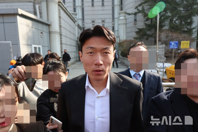 선고 공판을 마치고 이동하는 황의조(가운데). /사진=뉴시스 제공