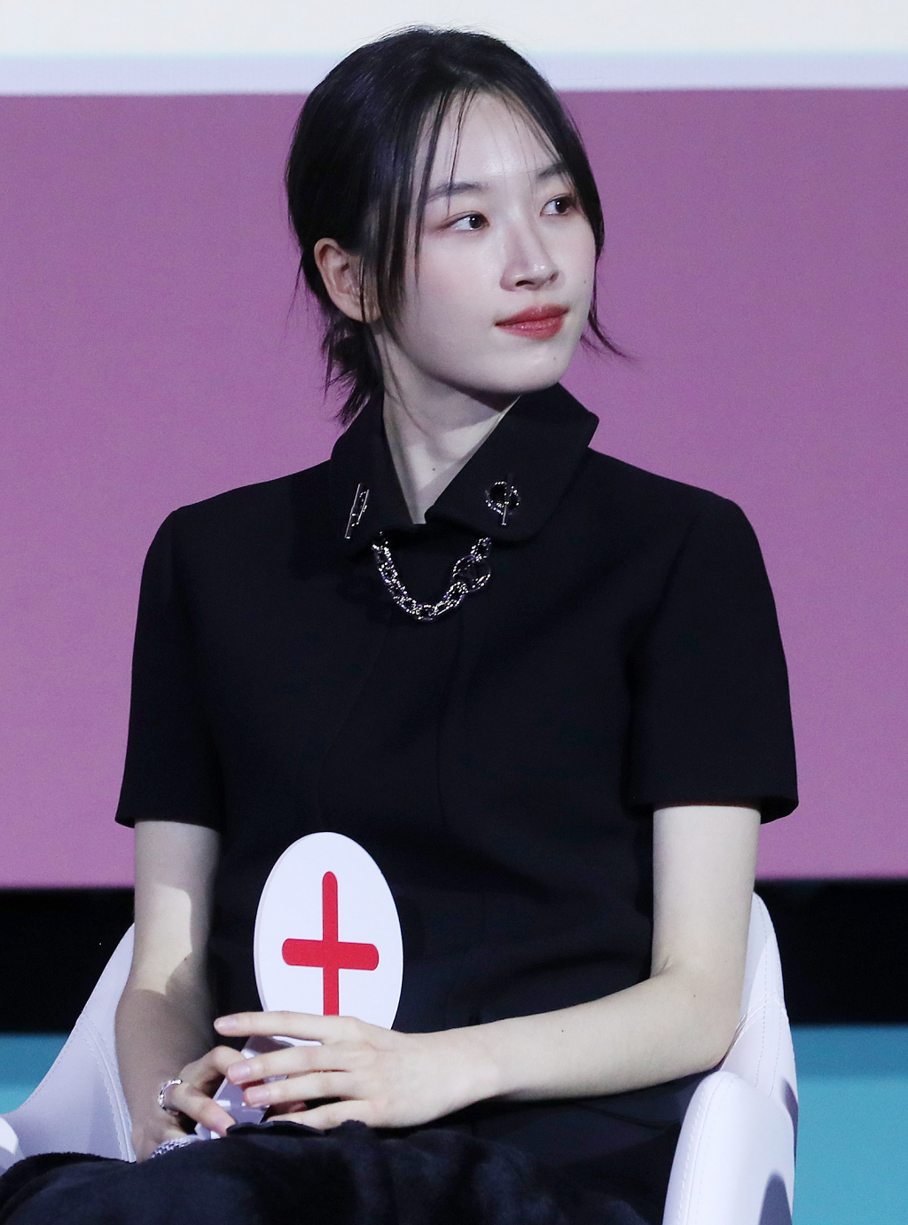 배우 원지안이 9일 오후 서울 중구 동대문디자인플라자에서 진행된 넷플릭스 시리즈 '오징어 게임 시즌2' 팬쇼케이스에서 즐거운 시간을 보내고 있다. '오징어 게임 시즌2'는 복수를 다짐하고 다시 돌아와 게임에 참가하는 '기훈'(이정재)과 그를 맞이하는 '프론트맨'(이병헌)의 치열한 대결, 그리고 다시 시작되는 진짜 게임을 담은 이야기다. 오는 26일 공개. 2024.12.9 /사진=김창현 chmt@