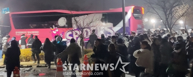 김연경을 태운 구단 버스가 출발하자 이를 뒤따르며 아쉬워하는 팬들. /사진=안호근 기자