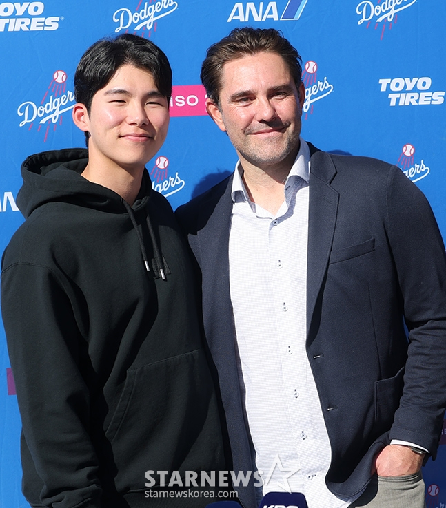 LA 다저스(LAD)가 18일 미국 애리조나주 글렌데일 카멜백 랜치에서 스프링캠프를 진행했다. 김혜성이 카멜백 랜치 발코니에서 진행된 기자회견을 마친 후 마이크 니케스 CAA 에이전트와 포토타임을 갖고 있다. /사진=김진경 대기자