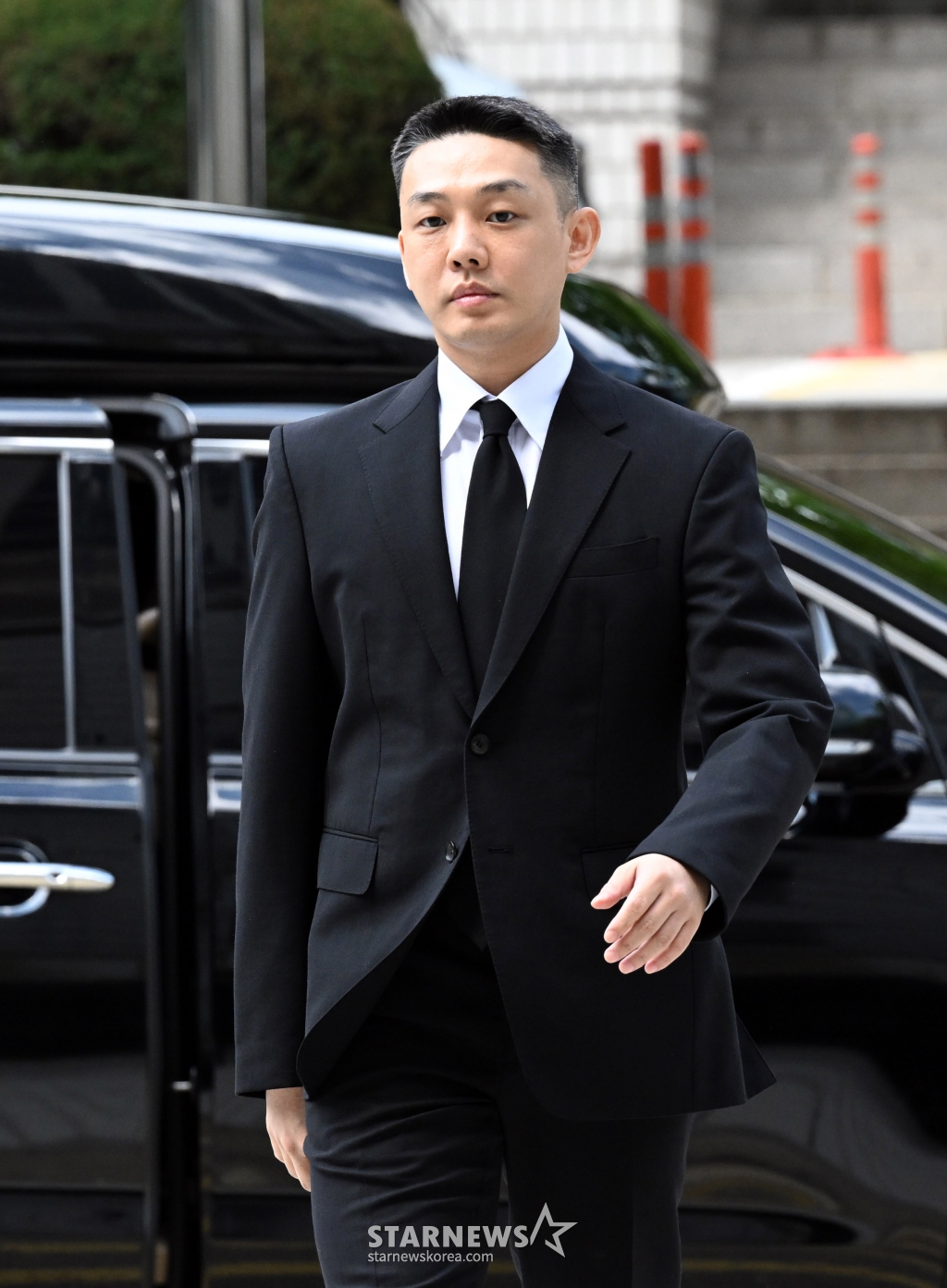 [서울=뉴시스] 김진아 기자 = 프로포폴과 대마 등 마약 상습 투약 혐의로 재판에 넘겨진 배우 유아인(본명 엄홍식)이 3일 오후 서울 서초구 서울중앙지방법원에서 열린 1심 선고기일에 출석하고 있다. (공동취재) 2024.09.03. photo@newsis.com /사진=김진아
