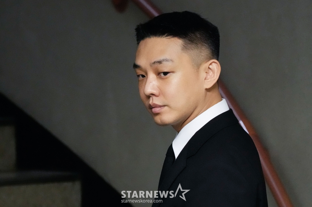 (서울=뉴스1) 임세영 기자 = 마약 투약 혐의를 받는 배우 유아인(본명 엄홍식)이 3일 오후 서울 서초구 서울중앙지법에서 열린 1심 선고 공판에 출석하고 있다. 유아인은 지난 2020년 9월부터 2022년 3월까지 미용 시술을 위한 수면 마취를 가장하는 방식 등으로 181차례에 걸쳐 프로포폴 등을 상습 투약한 혐의를 받고 있다. (공동취재) 2024.9.3/뉴스1 Copyright (C) 뉴스1. All rights reserved. 무단 전재 및 재배포, AI학습 이용 금지. /사진=(서울=뉴스1) 임세영 기자