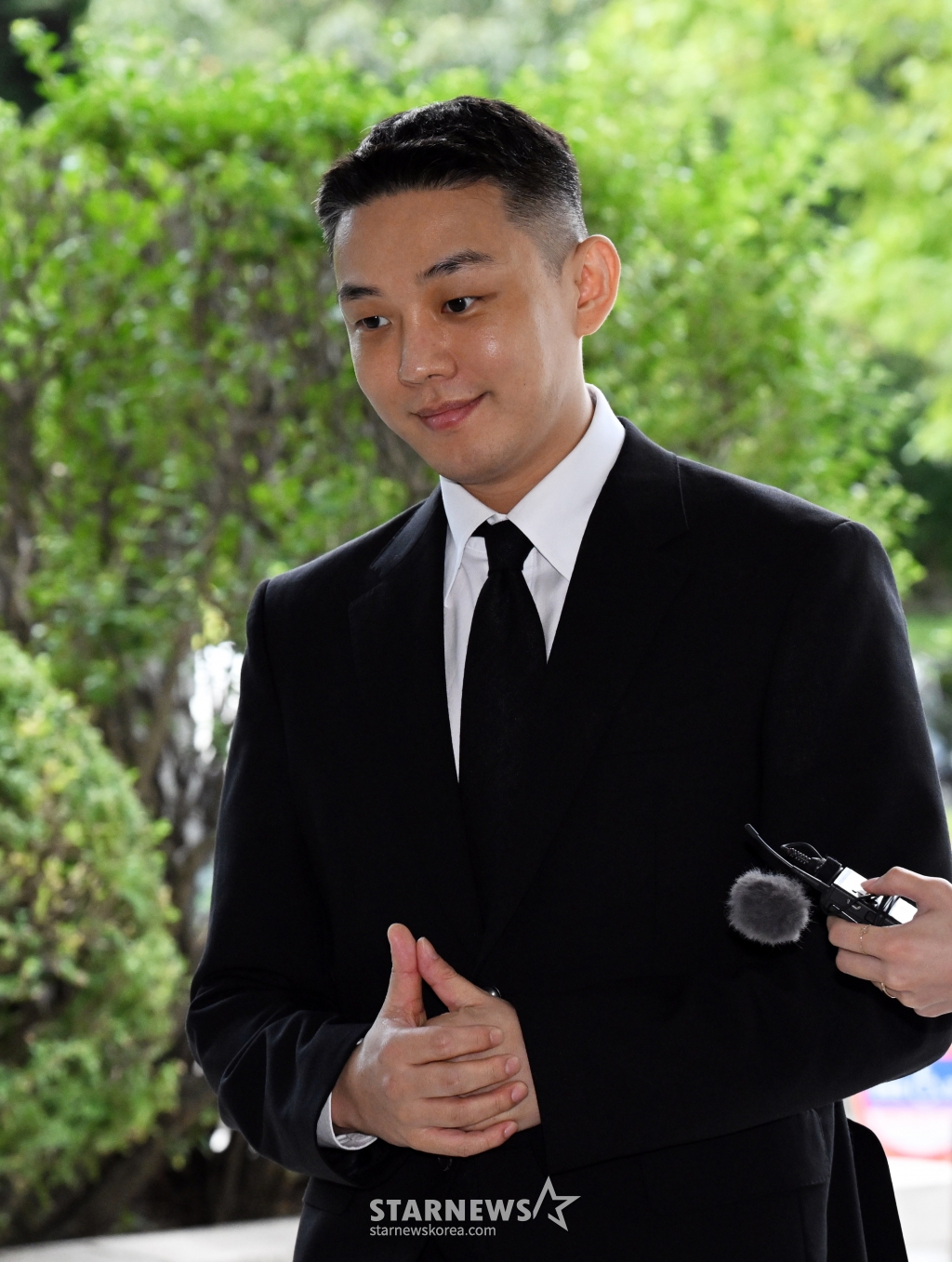 [서울=뉴시스] 김진아 기자 = 프로포폴과 대마 등 마약 상습 투약 혐의로 재판에 넘겨진 배우 유아인(본명 엄홍식)이 3일 오후 서울 서초구 서울중앙지방법원에서 열린 1심 선고기일에 출석하고 있다. (공동취재) 2024.09.03. photo@newsis.com /사진=