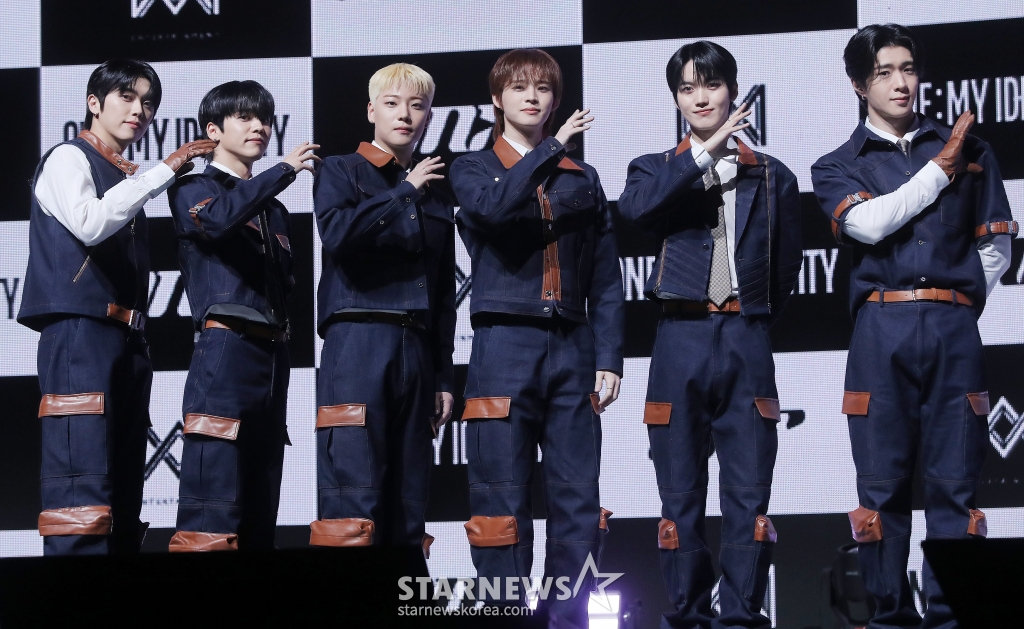 그룹 온앤오프(ONF)가 18일 오후 서울 용산구 블루스퀘어에서 진행된 정규 2집 Part.1 '온앤오프: 마이 아이덴티티(ONF:MY IDENTITY)' 발매 기념 쇼케이스에 참석해 포즈를 취하고 있다. 온앤오프의 이번 앨범 타이틀곡 '더 스트레인저(The Stranger)'는 펑키한 리듬이 돋보이는 팝 장르로, 넓은 음역대를 자유롭게 넘나드는 보컬이 인상적인 곡이다. 2025.02.18 /사진=김창현 chmt@