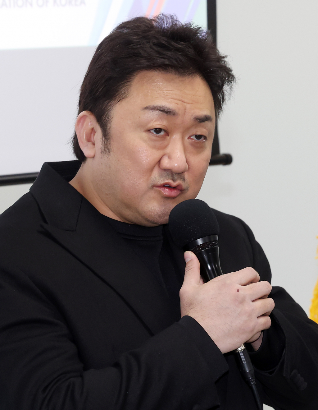 [서울=뉴시스] 김명년 기자 = 대한복싱협회 명예부회장인 배우 마동석이 23일 오후 서울 송파구 올림픽회관 신관에서 명예단증을 수여받은 뒤 소감을 밝히고 있다. 2024.12.23. kmn@newsis.com /사진=김명년