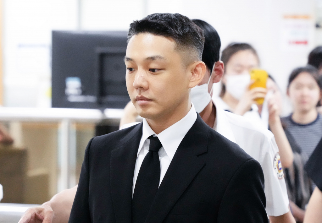 (서울=뉴스1) 임세영 기자 = 마약 투약 혐의를 받는 배우 유아인(본명 엄홍식)이 3일 오후 서울 서초구 서울중앙지법에서 열린 1심 선고 공판에 출석하고 있다. 유아인은 지난 2020년 9월부터 2022년 3월까지 미용 시술을 위한 수면 마취를 가장하는 방식 등으로 181차례에 걸쳐 프로포폴 등을 상습 투약한 혐의를 받고 있다. (공동취재) 2024.9.3/뉴스1 Copyright (C) 뉴스1. All rights reserved. 무단 전재 및 재배포, AI학습 이용 금지. /사진=(서울=뉴스1) 임세영 기자
