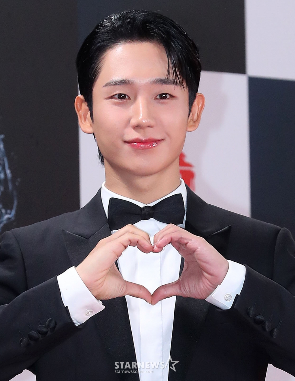 배우 정해인이 29일 오후 서울 영등포구 여의도동 KBS 신관홀에서 진행된 '제45회 청룡영화상' 레드카펫 행사에 참석해 포즈를 취하고 있다. 2024.11.29 /사진=김창현 chmt@