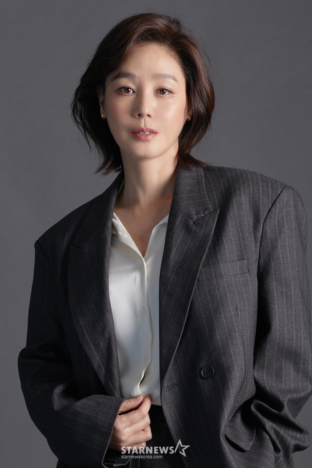 배우 김성령이 JTBC 토일드라마 '정숙한 세일즈' 종영 인터뷰를 위해 포즈를 취하고 있다. 김성령은 극중 방판 시스터즈의 맏언니 오금희 역을 맡았다. 오금희는 과거 부유한 환경에서 살아왔으나 일련의 사건으로 방판에 뛰어든 인물이다. / 사진제공-FN엔터테인먼트 /사진=김창현 chmt@